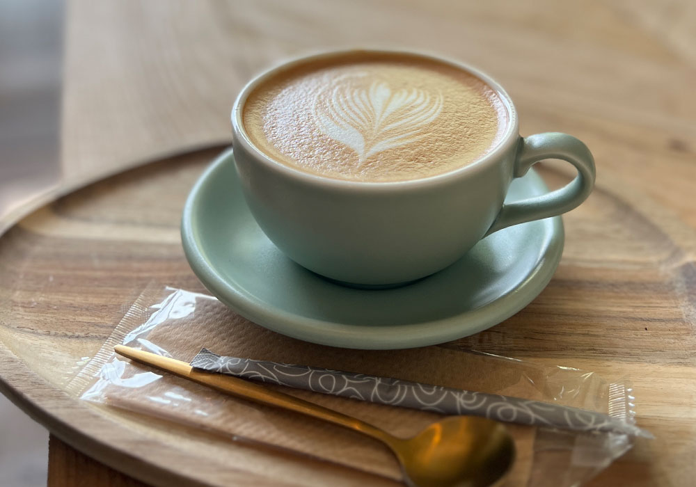 店内の穏やかな雰囲気と調和する木製ドア