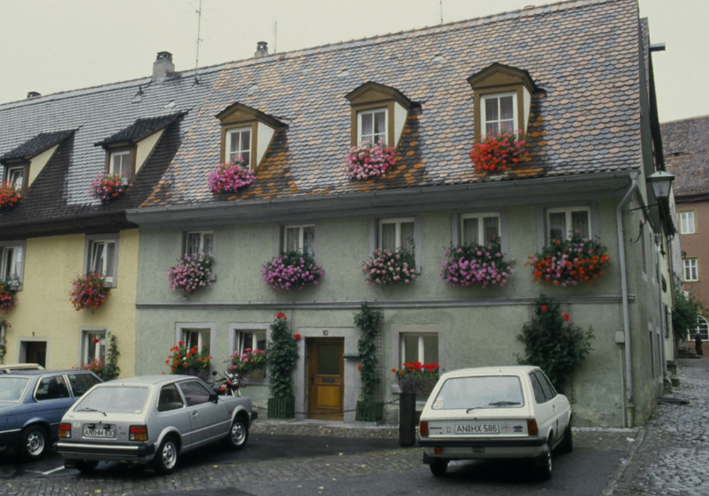 欧米の美しい街並みと重厚なドア