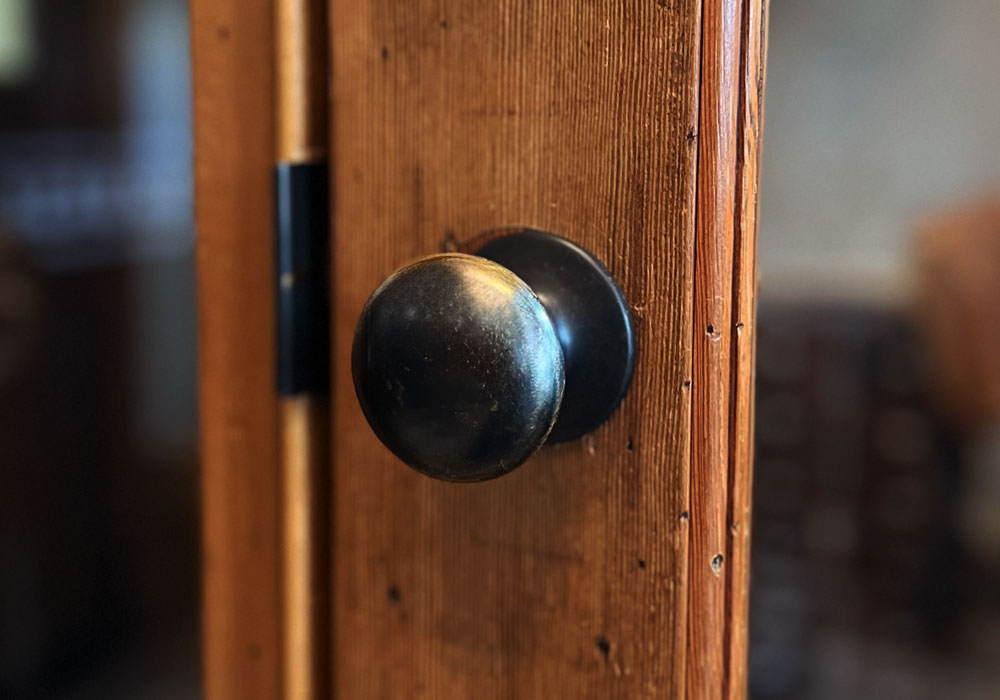 真鍮無垢のドアノブ、ずっしりとした塊感
