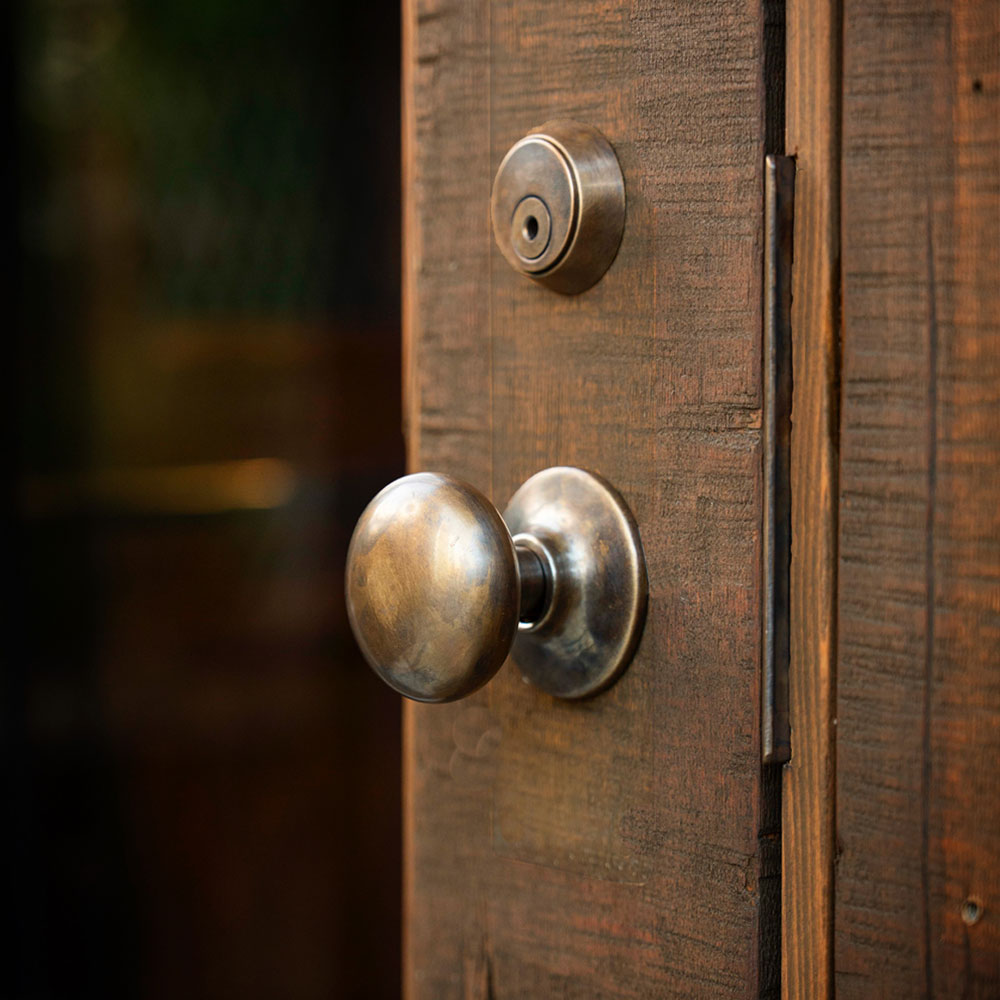 『お客様が唯一「触れる」場所』8万円の真鍮ドアノブが最高の握手になる理由