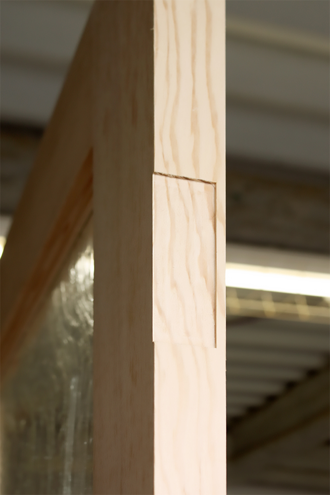 ドア側丁番掘り込み加工の様子