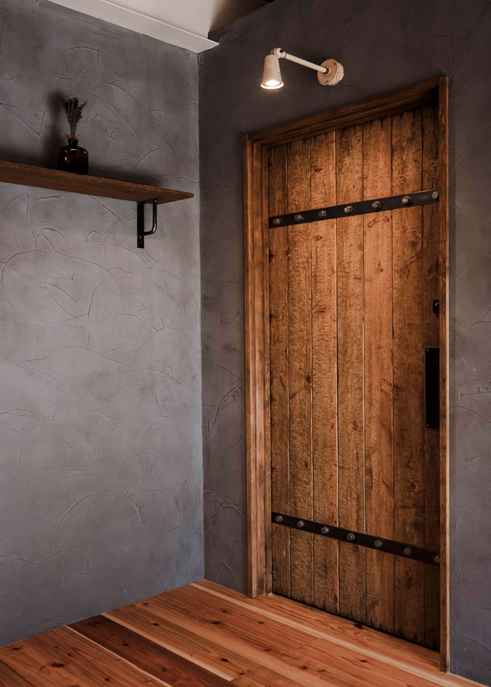 鉄ボルトがアクセントになった木製ドアのディテール