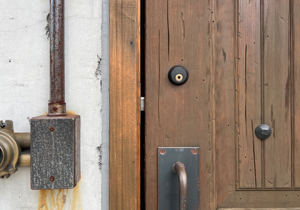 鍵のデッドボルト部分が露出しているドアのディテール