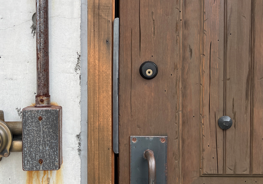 デッドボルトを覆うアイアンガードプレート