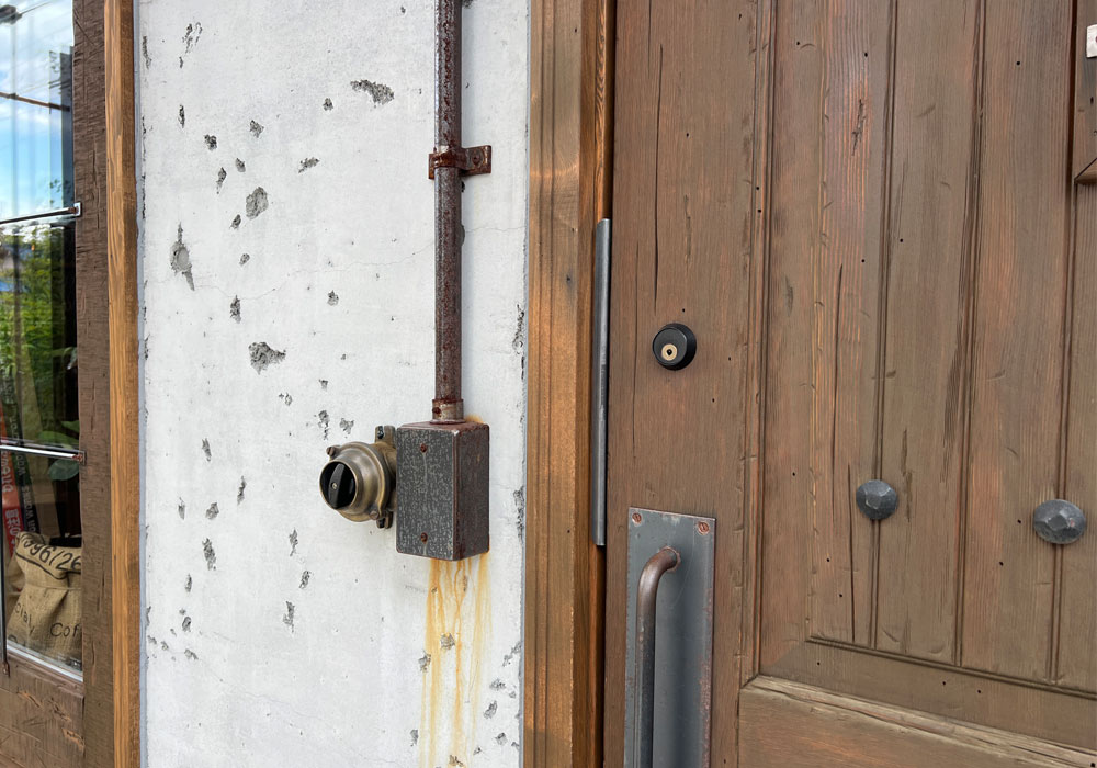 経年変化したドアに馴染むアイアンガードプレート