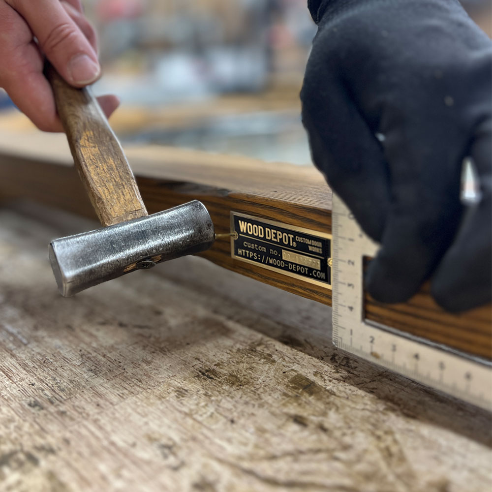 その傷は、デザインです。ヴィンテージ仕上げの扉に刻む「真鍮銘板の証」