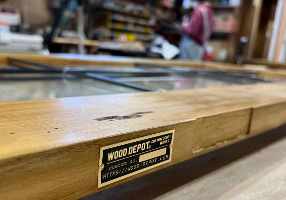 WOOD DEPOTのロゴが刻まれた真鍮銘板