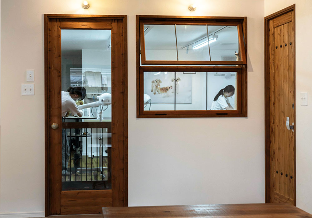 店内の様子が見渡せるガラスドアと窓