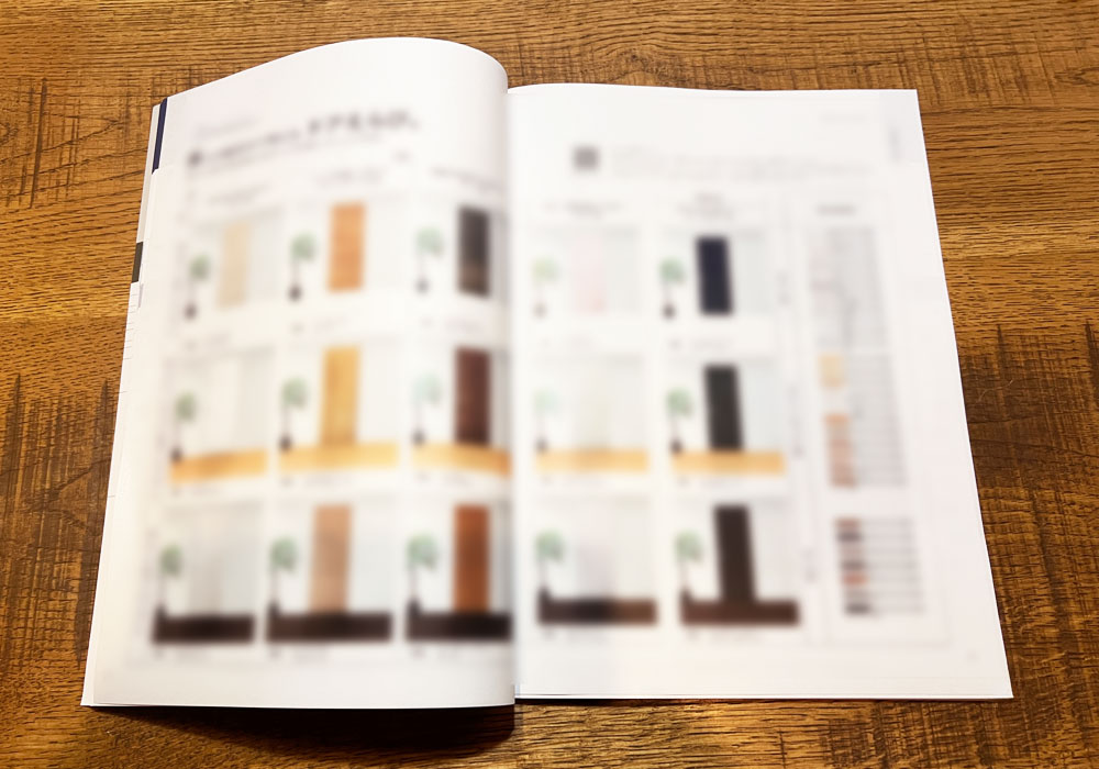 理想・現実・迷走。「ドア選びの負のループ」：メーカーカタログを前に悩む施主様