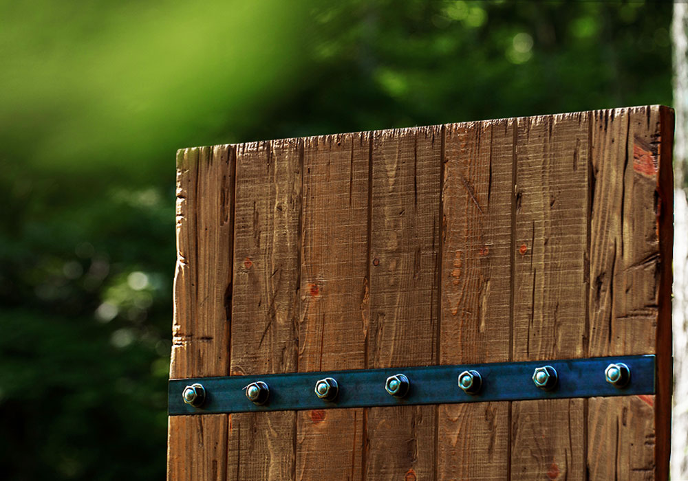 1. 既製品の「模様の複製」か、天然木の「生命力」か：森から切り出された木製ドアの表情