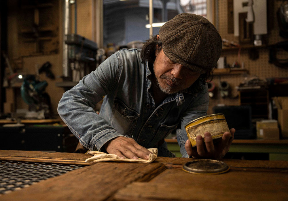 Episode 2：新しい木材に物語を吹き込む職人のヴィンテージ加工