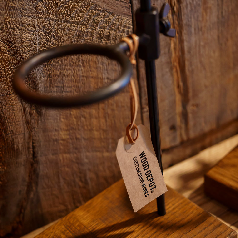 1. オーク材×鉄の重量感が、ドリップを安定させる：安定した抽出を支える重厚な土台