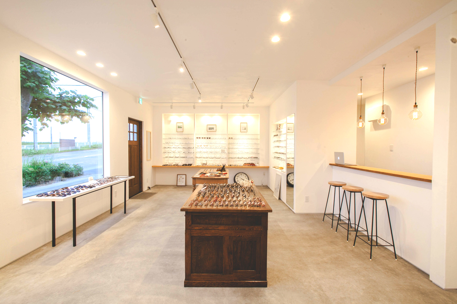 眼鏡店Lente ヴィンテージフィニッシュの木製ドアと温かみのある内装