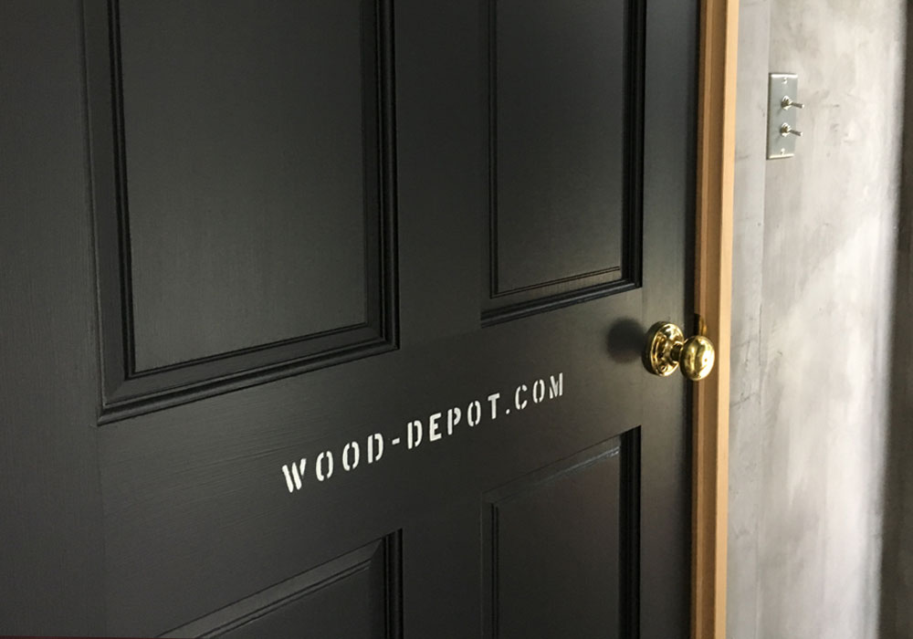 2. デザインの意図：黒いドアに施された白いステンシルのアクセント