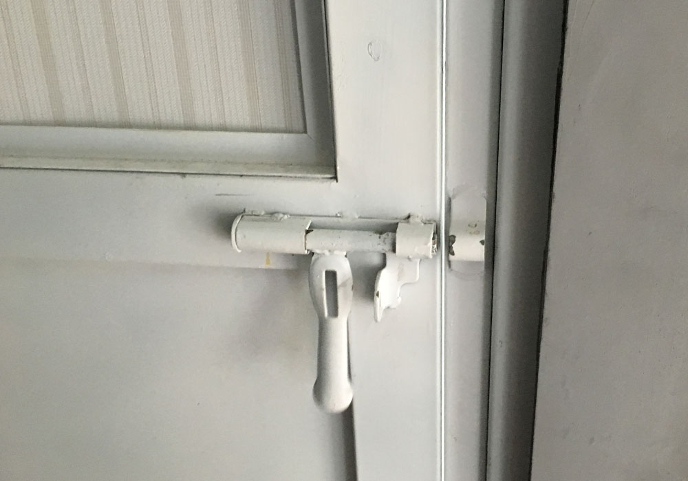 3. 完璧ではない美しさ：塗り重ねられた塗料の厚みと本物の質感