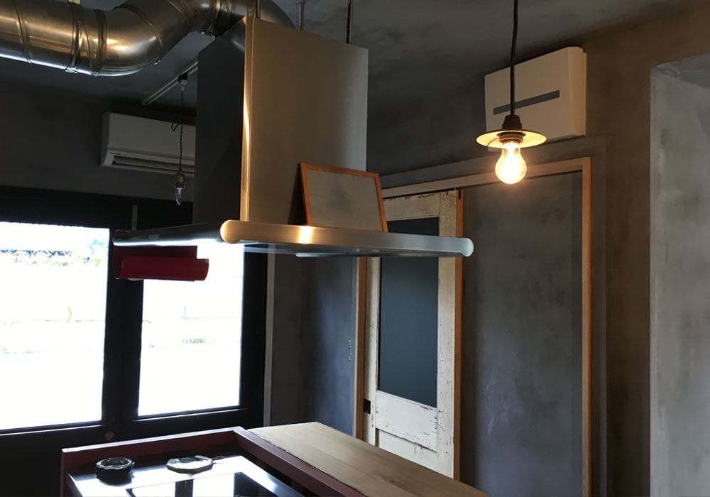 3. 完璧ではない美しさ：露出ダクトと金属質感が作るキッチン空間