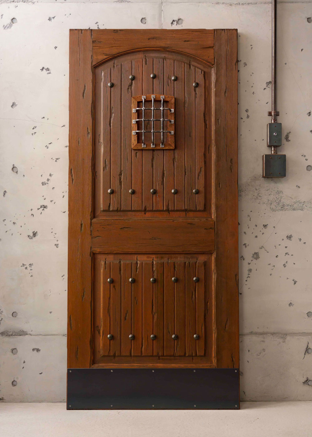 古城の扉のような風格:圧倒的な存在感を放つ木製ドア ID-870