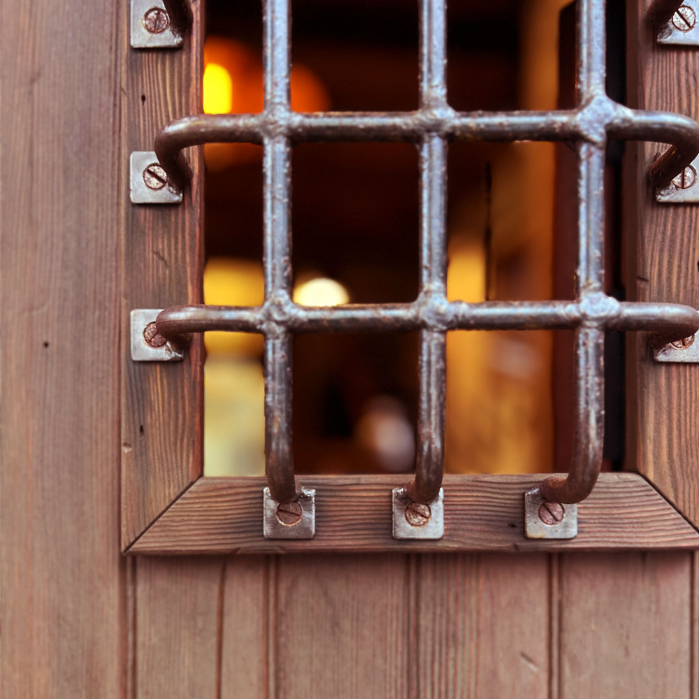 匠の技。手曲げ鉄グリルが放つ、木製玄関ドアID-870の圧倒的な風格