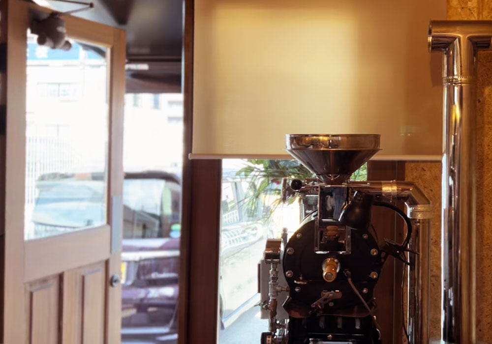 2. 流行を追った派手な飾り付けよりも「続けること」が、信頼をつくる：ドアの向こうに見える焙煎機