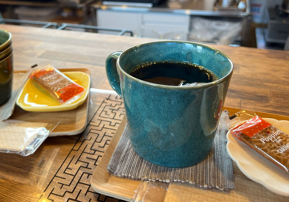 3. 「何度でも食べたくなる味」を支える手づくりの温もり：手に馴染むマグカップの一杯