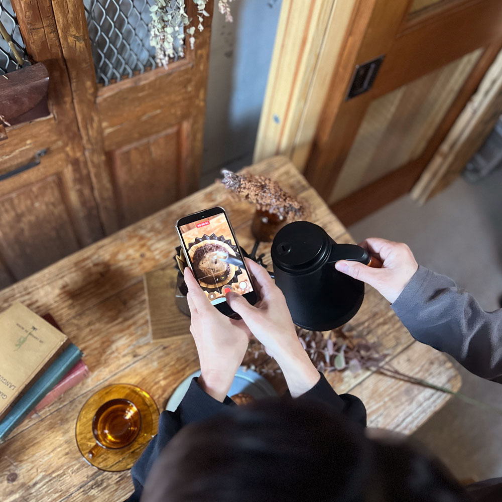 「どこを切り取っても絵になる」理由。木製ドアが彩る動画ワークショップの裏側。