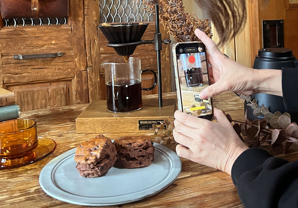 「ここなら、どこを切り取っても絵になる」:テーブルに並んだスコーンとコーヒー