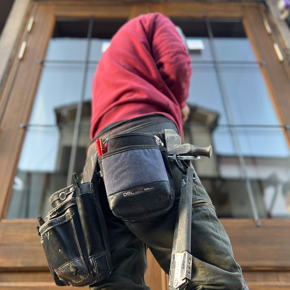 完成前だから見えるもの。大工様の技が木製ドアに命を吹き込む「中間工程」の熱量。