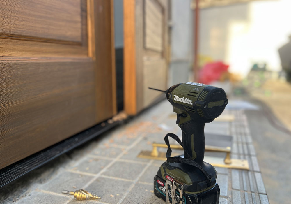 3. 現場に響く、職人の鼓動:インパクトドライバーで慎重にビスを打ち込む大工の手元