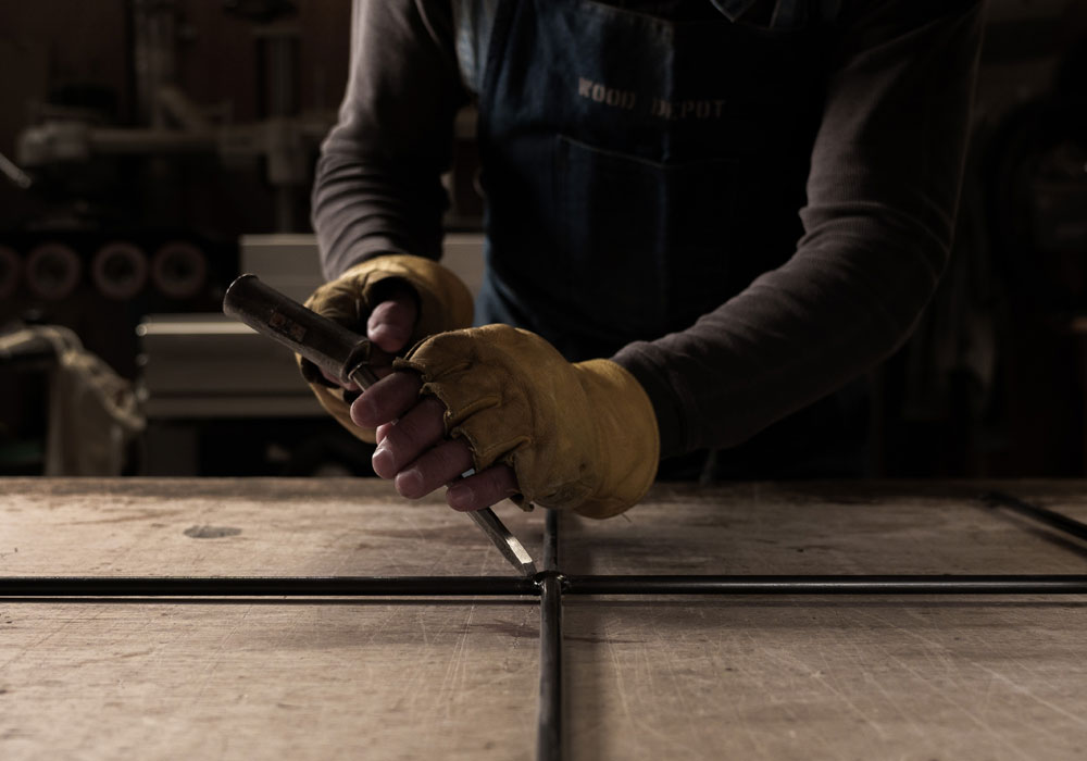 「無骨」という名の圧倒的な洗練：アイアンの溶接痕に宿る職人の魂