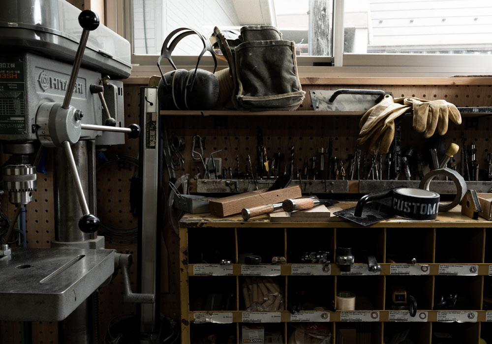 「無骨」という名の圧倒的な洗練：理想の衣装が生まれる職人の作業場