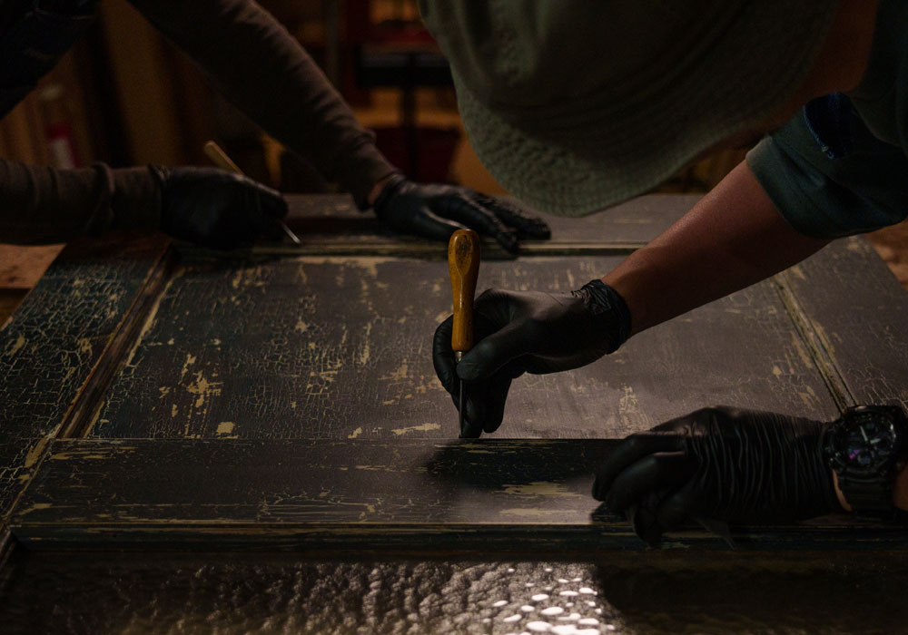 理想の空間へ導く「室内ドア」の歩き方：唯一無二の陰影を作るエイジング加工