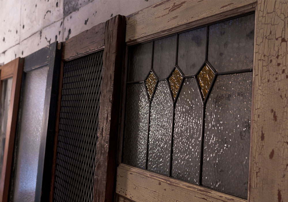 理想の空間へ導く「室内ドア」の歩き方：ステンドグラス越しに届く柔らかな光