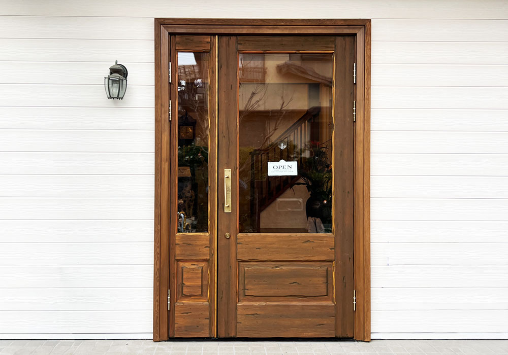 自宅改装カフェの経営戦略：住宅街に馴染むcafe antsの親子ドアエントランス