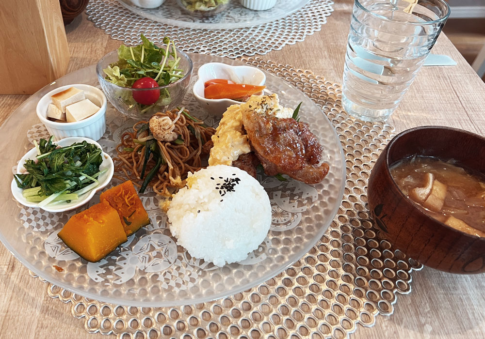 1. 「本物の素材」は、お客様の信頼という無形の資産になる：素材の味を活かした彩り豊かなランチプレート