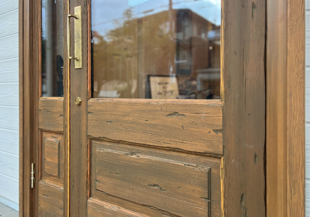 2. 店舗運営を支える「親子ドア ID-1091」の機能的論理：重厚感と木肌の美しさが際立つエントランス