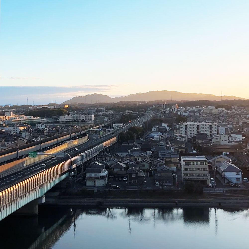 都会の無機質を癒やす「一輪の花」木製ドアを店舗と住まいへ届ける物語