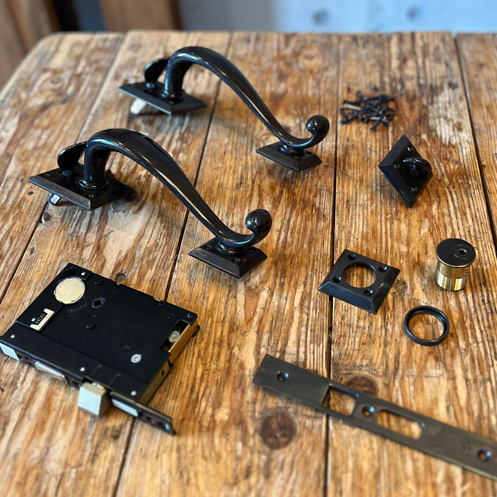 ハイエンド店舗の品格。青銅鋳物ドアノブが創る神々しい玄関の趣