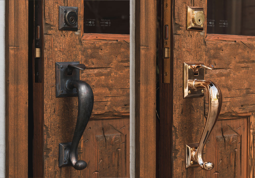 2. 究極の選択:ヴィンテージブラックか、磨き上げゴールドか:青銅鋳物ドアノブの色彩比較