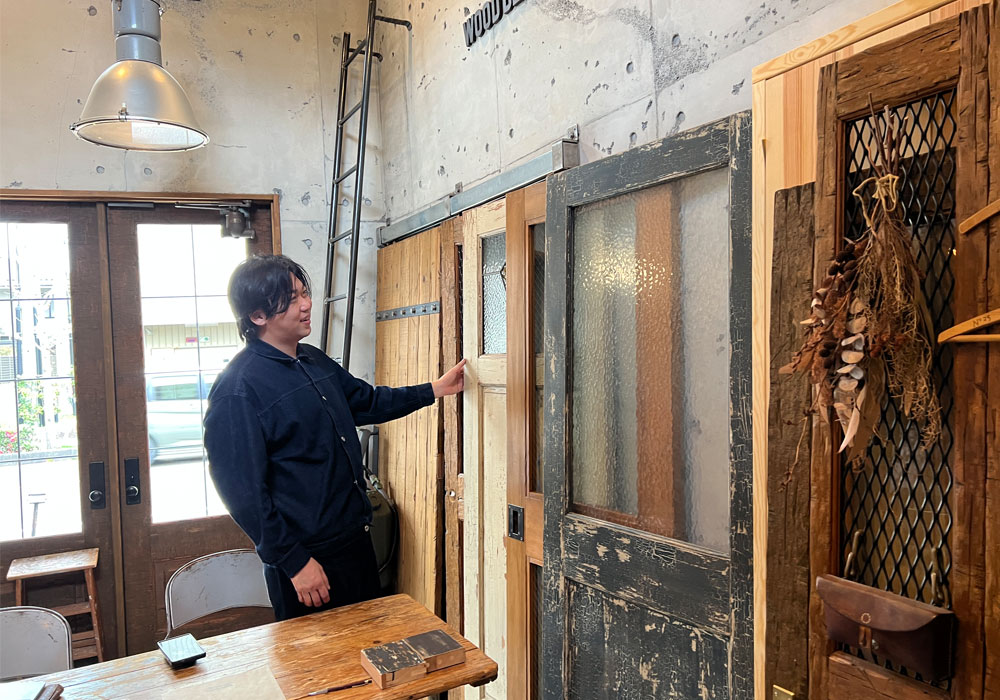 アンティークを探しても“合わない”理由：ショールームでドアのディテールを確認する稲靏様