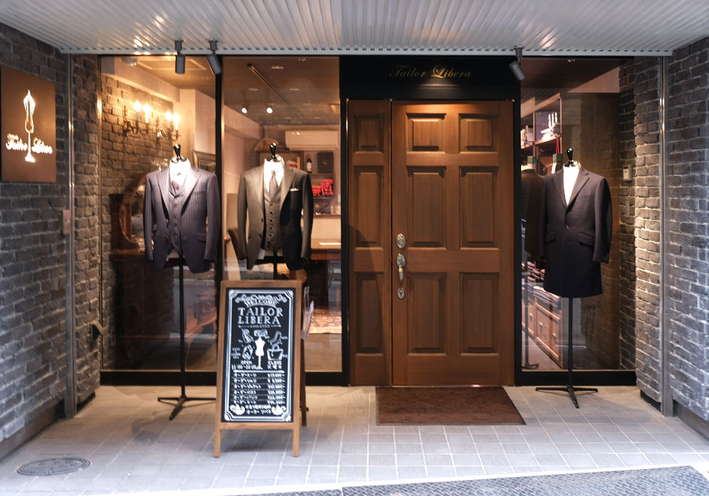 店舗リニューアルの戦略：西天満テーラーリベラ様の重厚なファサード