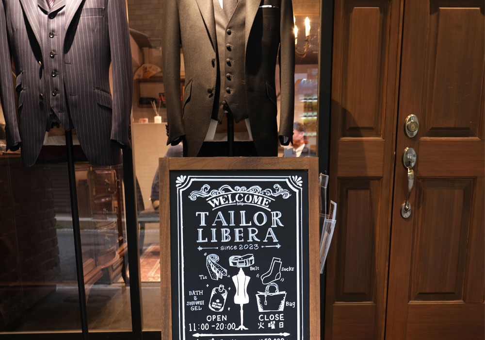 1. なぜ、本物を知る人は「入り口」に投資するのか：高揚感を与える木製ドアの質感とドアノブ