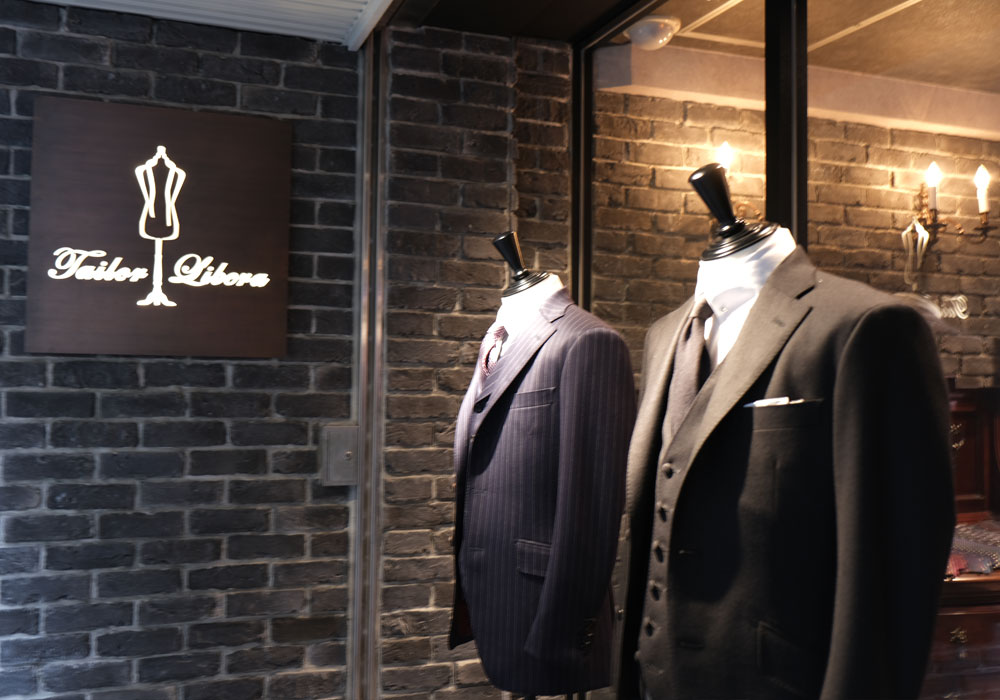 2. 既存枠を壊さない「サイズオーダー」の圧倒的実利：オーダースーツの品格に調和する木製ドア