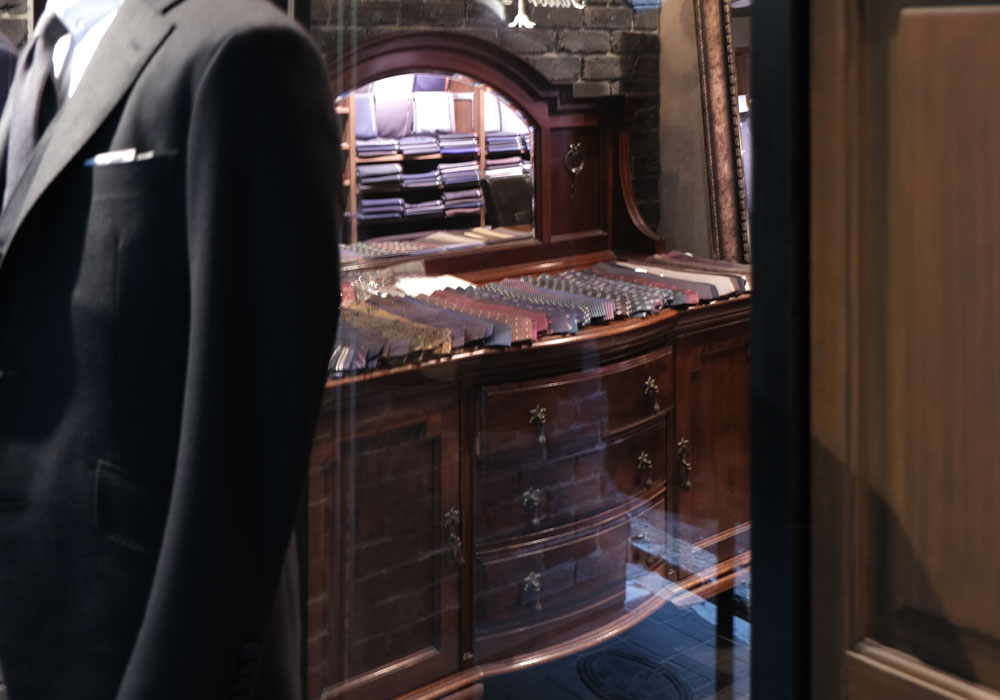 3. ミリ単位の精度が繋ぐ、二つの「仕立て」：内装のアンティーク家具と響き合う木製ドア