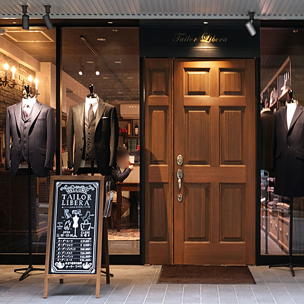 アルミ枠を壊さず木製ドアへ。店舗の格を上げるサイズオーダーの最適案