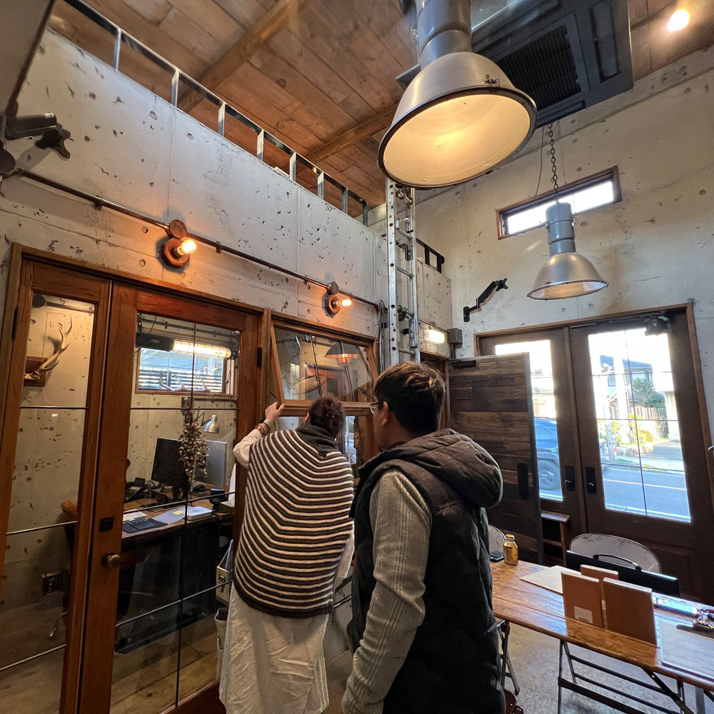 観音開き玄関ドアとステンドグラス室内ドア。夢の自宅カフェを彩る「仕立て」の極意