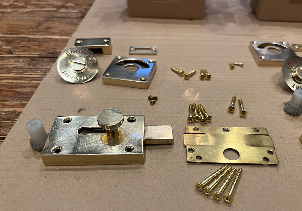 1. 始まりは、無垢な真鍮の静かな輝きから：黒染め前の丁寧に下処理された真鍮素地