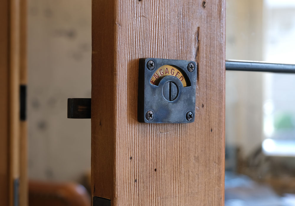 3. 小さな金物が、空間全体を支配する影響力：木製ドアに設置された表示錠ID-1041の施工例