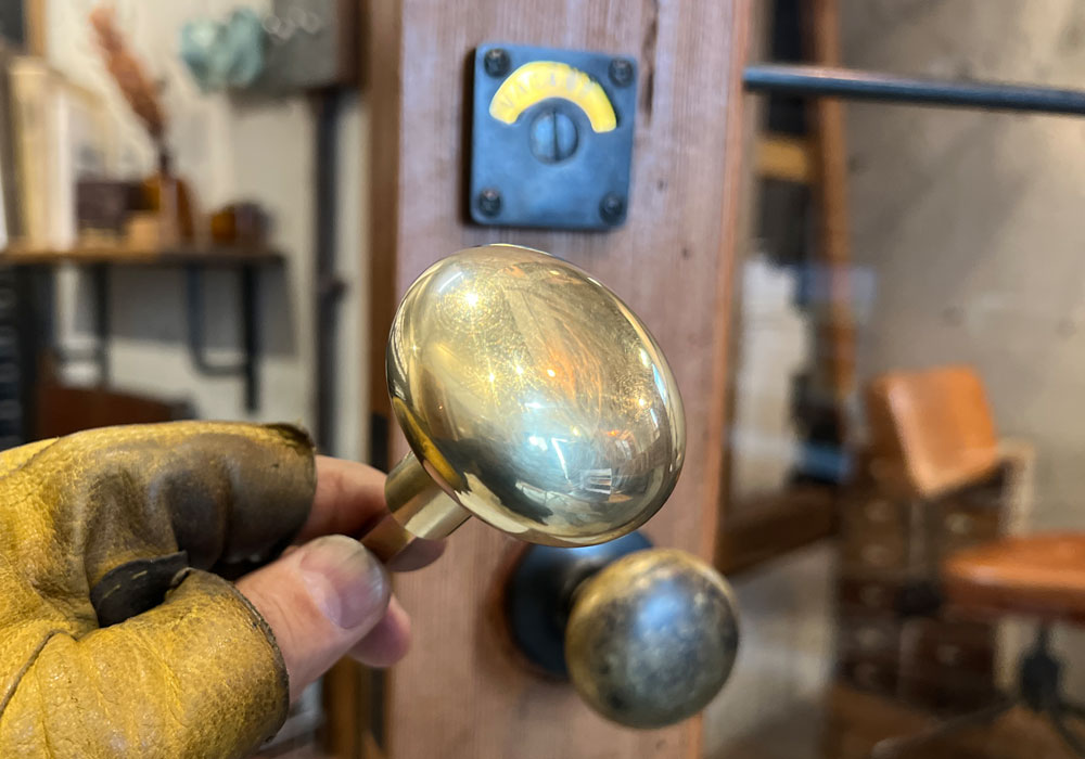 1. 職人の手仕事：磨き上げられた真鍮素地の美しいゴールド