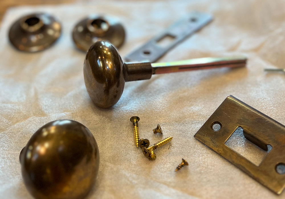 2. スイートな表情：ジュエリーのように輝くアンティークブラウンの真鍮パーツ