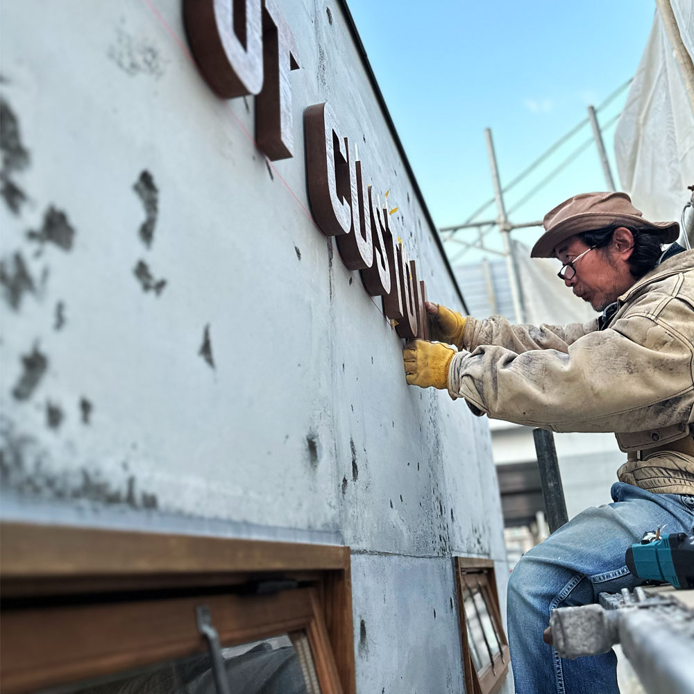 ショールーム建設に賭けたヴィンテージの魂。少年時代の情熱が紡ぐおしゃれな木製ドア